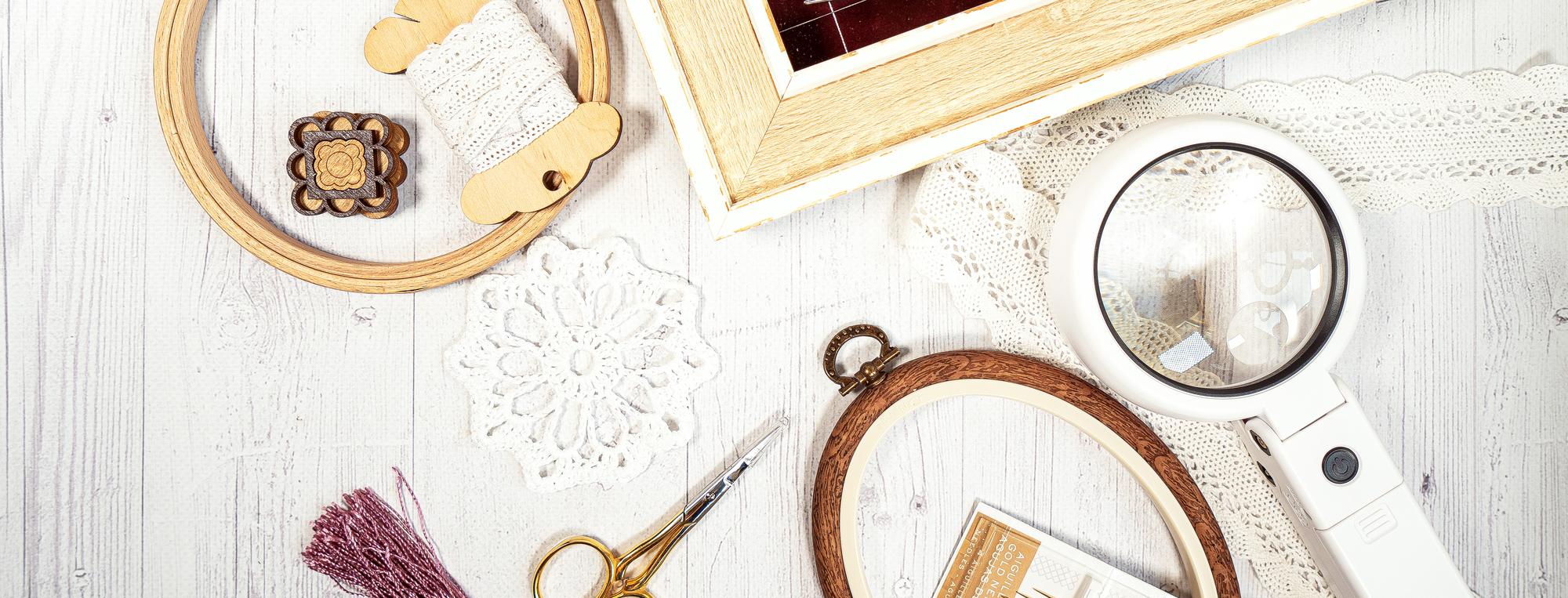 Interno dello studio con tavolo e materiali per ricamo