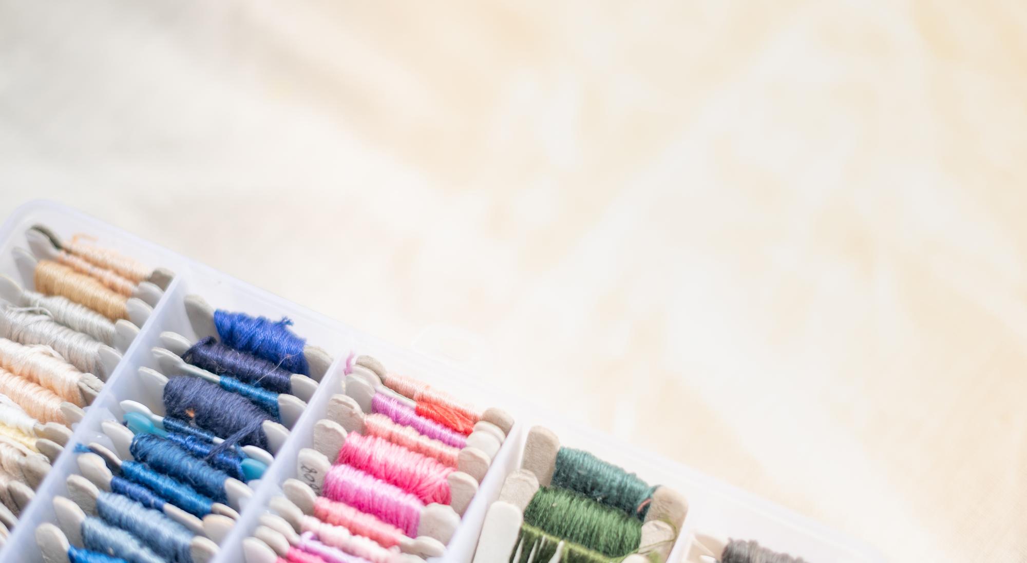 Tavolo da lavoro con kit per ricamo